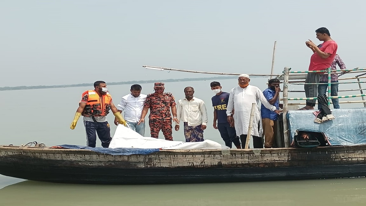 পটুয়াখালীতে বরযাত্রীসহ ট্রলারডুবি; বরসহ ৩ লাশ উদ্ধার