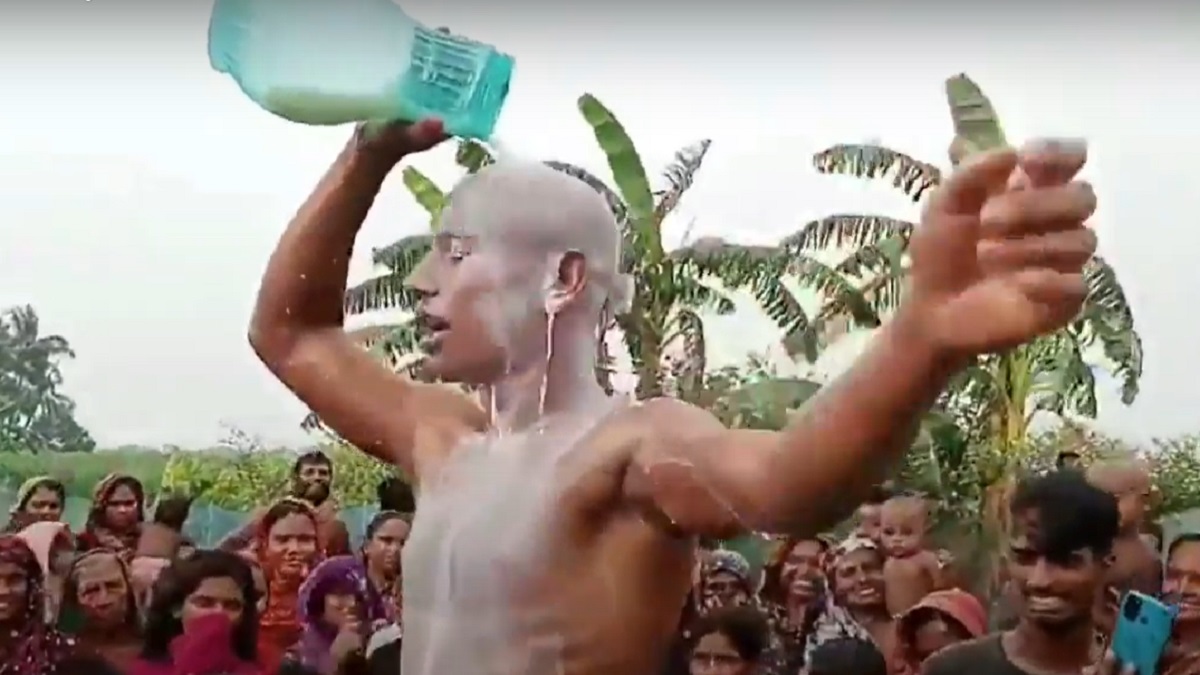 প্রেমিকার অন্যত্র বিয়ে, দুধ দিয়ে গোসল করলেন যুবক