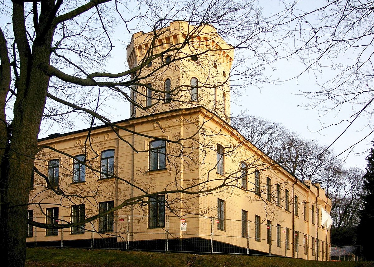 এবার ইসরায়েলি দূতাবাসের বাইরে তাওরাত ও বাইবেল পোড়ানোর অনুমতি দিলো সুইডেন