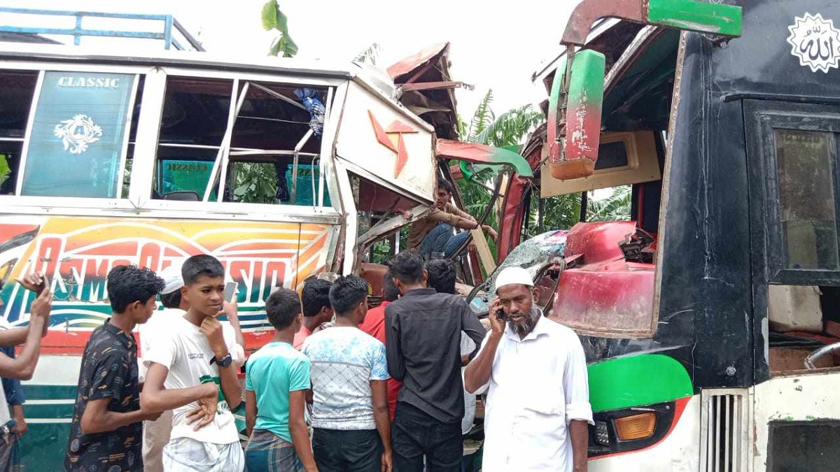শোক দিবসের কর্মসূচিতে যাওয়ার পথে দুই বাসের মুখোমুখি সংঘর্ষে আহত ১৬