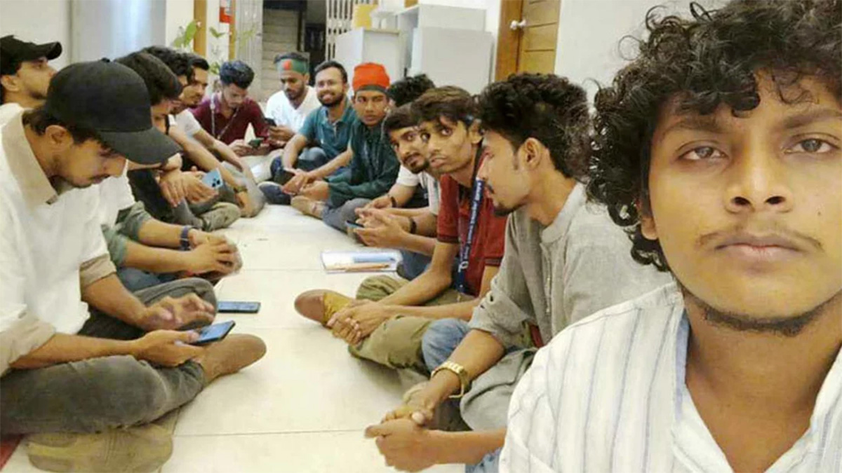 সচিবালয়ে অনশনে তিতুমীরের ১২ ছাত্র, কলেজের ফটকে ফের অবরোধ