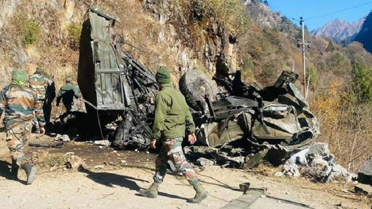 জম্মু-কাশ্মীরে ৩শ’ ফুট গভীর খাদে সেনাবাহিনীর ট্রাক পড়ে নিহত ৫