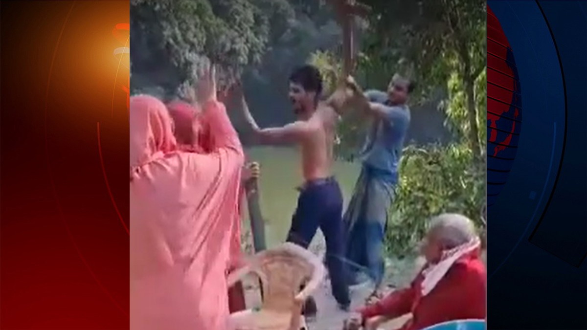 লক্ষ্মীপুরে দুই নারীকে প্রকাশ্যে পেটালেন যুবলীগ নেতা, ভিডিও ভাইরাল