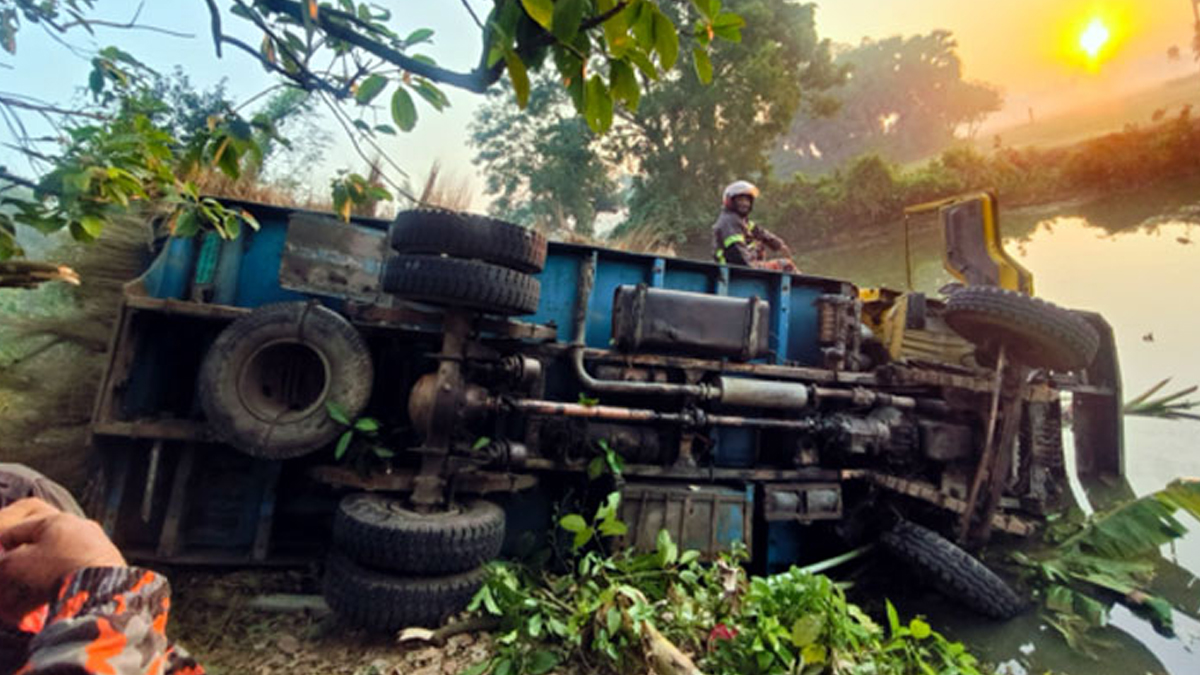 নওগাঁয় নিয়ন্ত্রণ হারিয়ে ট্রাক খাদে, প্রাণ গেল চালক-হেলপারের