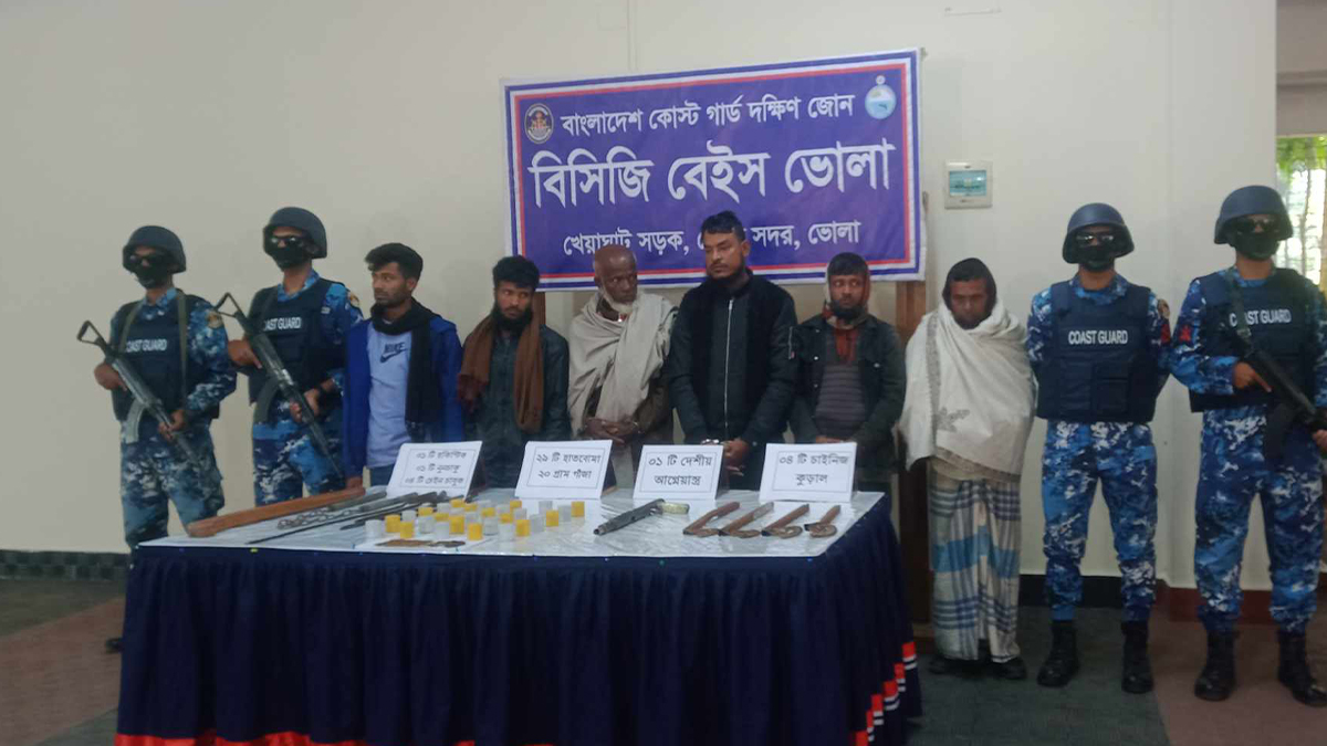 ভোলায় বিপুল পরিমাণ হাতবোমা-আগ্নেয়াস্ত্রসহ আটক ৬