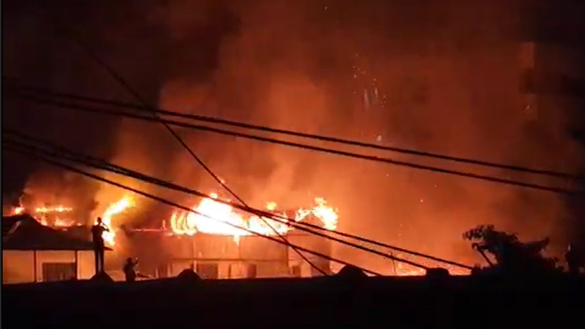 নোয়াখালীর মাইজদী হকার্স মার্কেটে আগুন