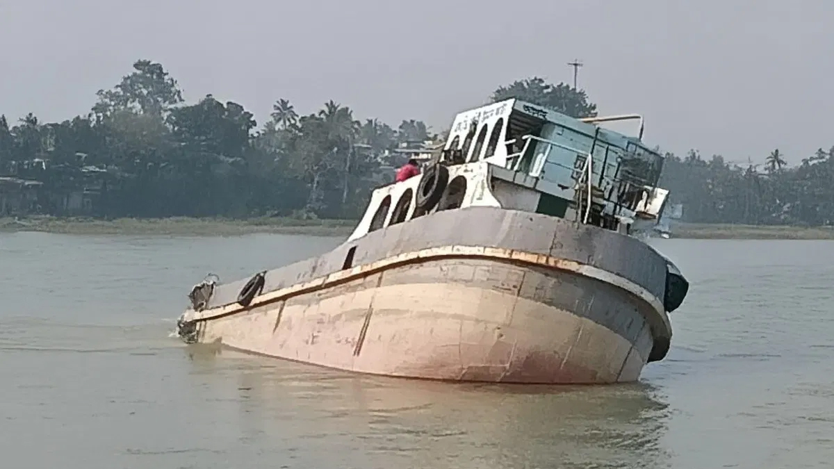 বিকট শব্দের পর ভারতে ডুবলো বাংলাদেশি কার্গো জাহাজ