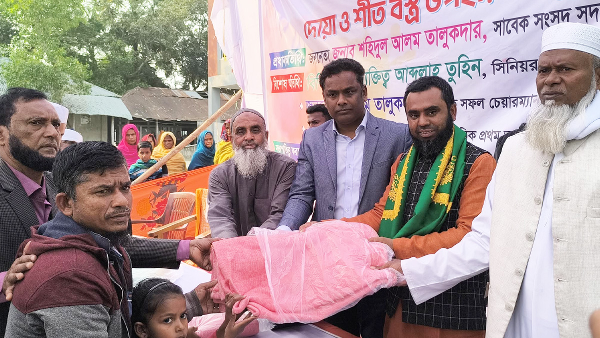 বাউফলে জুলাই গণঅভ্যুত্থানে শহীদদের স্মরণে শীতবস্ত্র বিতরণ