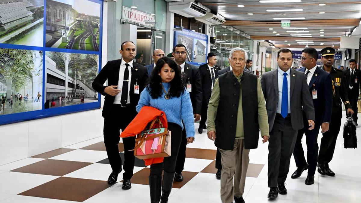 বিশ্ব অর্থনৈতিক ফোরামে যোগ দিতে ঢাকা ছেড়েছেন প্রধান উপদেষ্টা