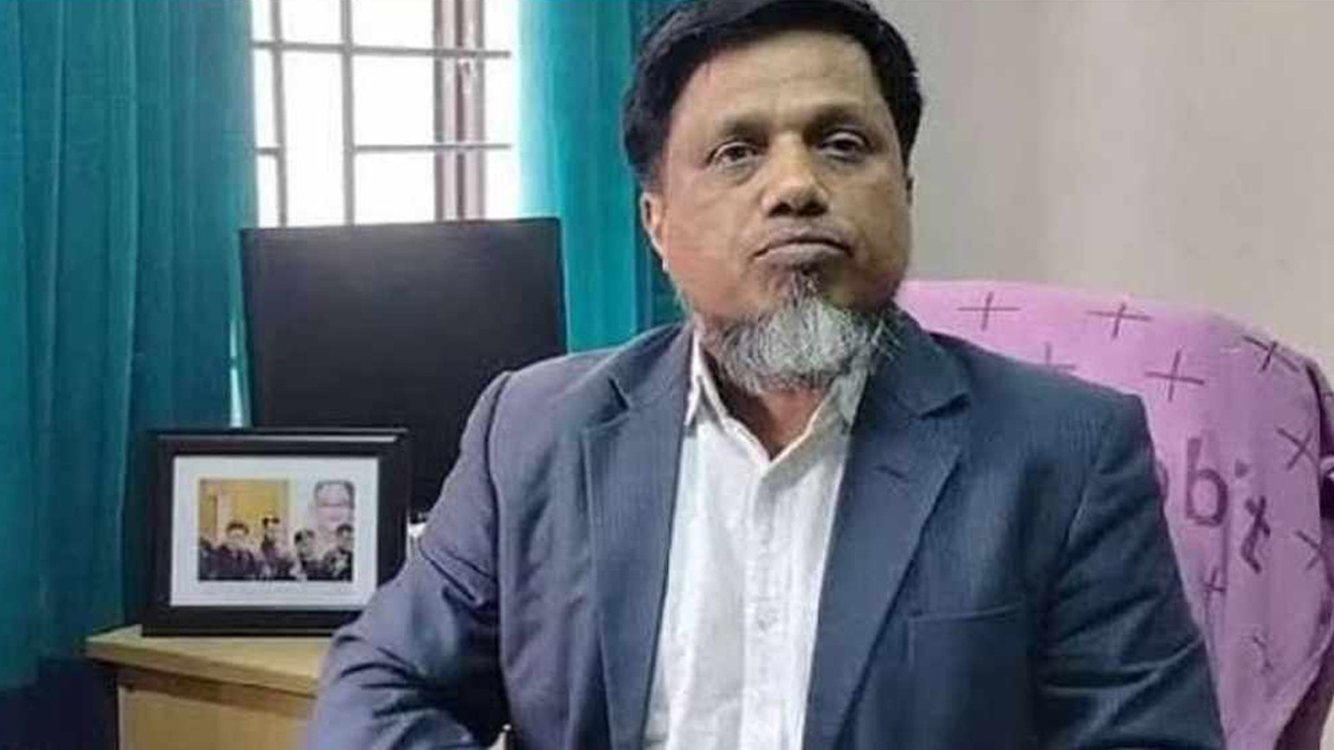 ছাত্র আন্দোলনে হামলার অভিযোগে কুবি ডেপুটি রেজিস্ট্রারকে পুলিশে দিলো শিক্ষার্থীরা