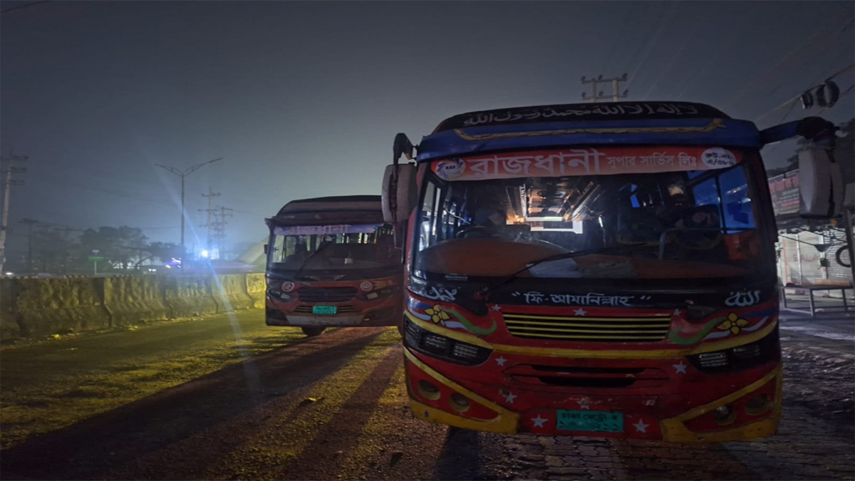 সাবেক জাবি শিক্ষার্থীর গাড়িতে ধাক্কা, ১২টি বাস আটক করলো ছাত্রদল