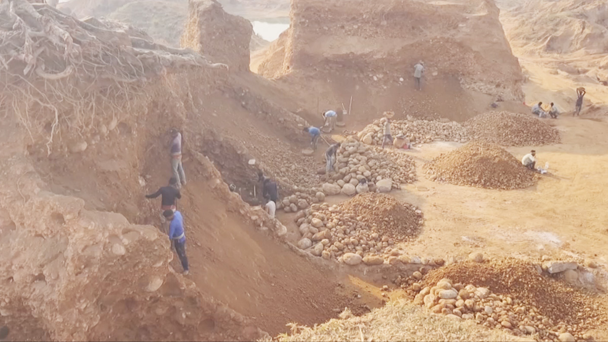 পাথর খেকোদের থাবায় নিশ্চিহ্ন সিলেটের শাহ আরেফিন টিলার মাজার