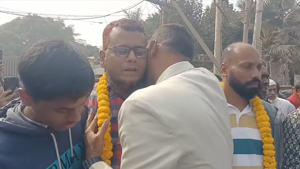 কারাগার থেকে বেরিয়ে আসছেন বিডিআর জওয়ানরা