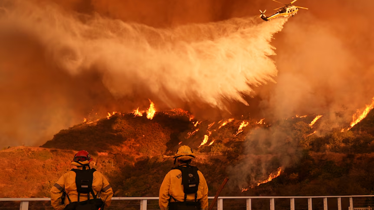ক্যালিফোর্নিয়ায় দাবানলের ভয়াবহতা কমেনি, নতুন দিকে ছড়াচ্ছে আগুন