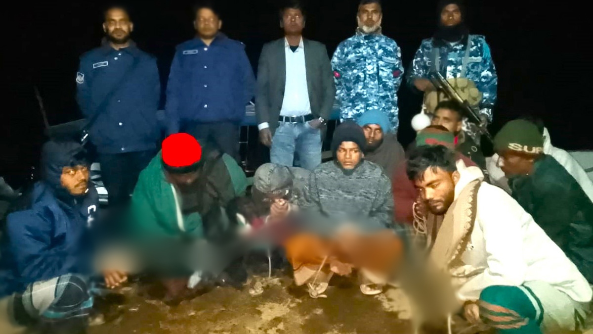 চাঁদপুরের মেঘনা নদী থেকে বিপুল পরিমাণ জাটকা জব্দ, আটক ৯