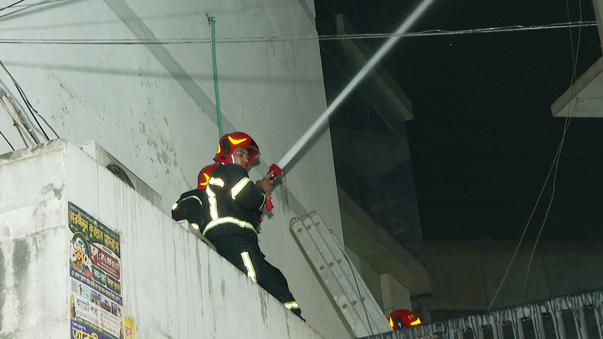 কাজীপাড়ায় মধ্যরাতে আবাসিক ভবনে আগুন, ফায়ার সার্ভিসের ৩ ইউনিটের চেষ্টায় নিয়ন্ত্রণে