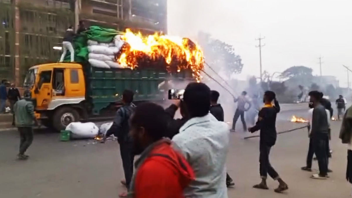 গাজীপুরে বেক্সিমকো কারখানা খোলার দাবিতে ফের সড়ক অবরোধ-অগ্নিসংযোগ