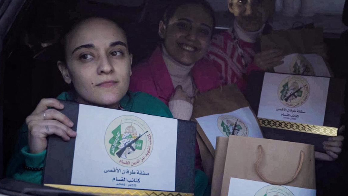 জিম্মিদের স্মৃতিচিহ্ন সম্বলিত ‘উপহার ব্যাগ’ দিলো হামাস