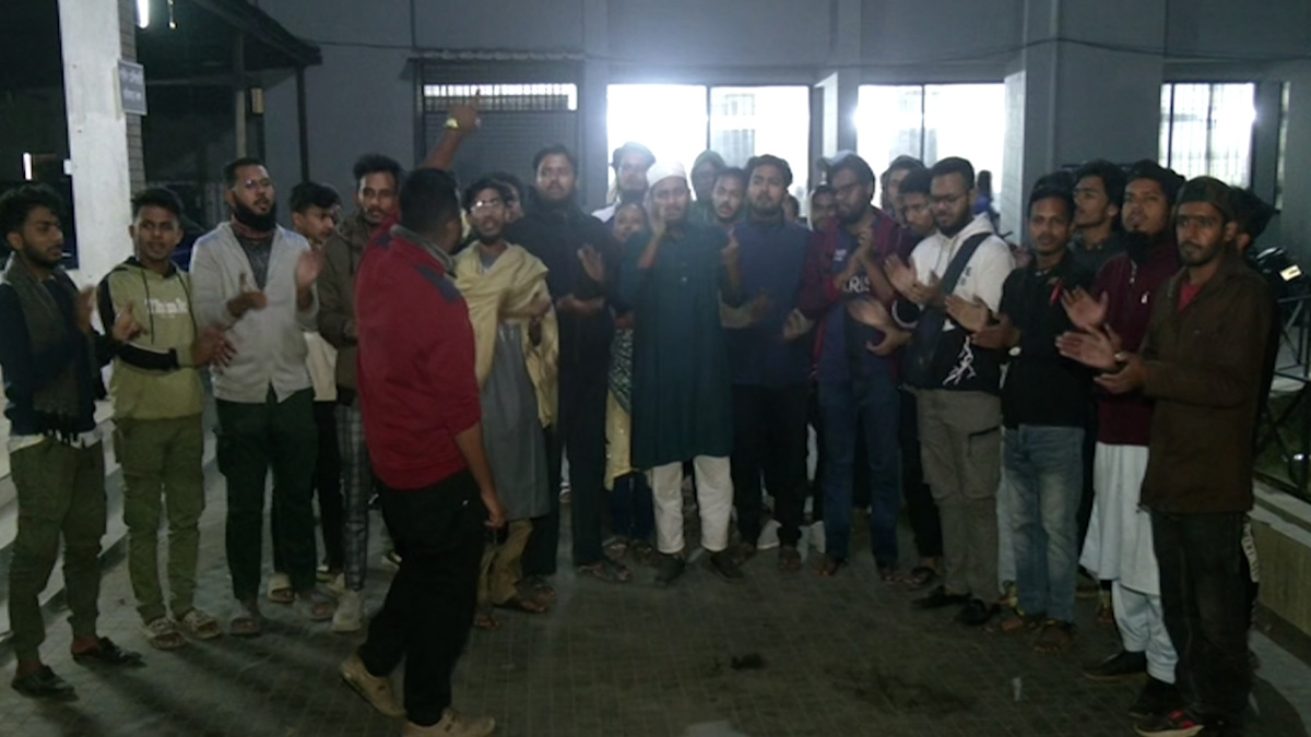 মিরপুর মডেল থানার ওসির বদলির প্রতিবাদে বিক্ষোভ