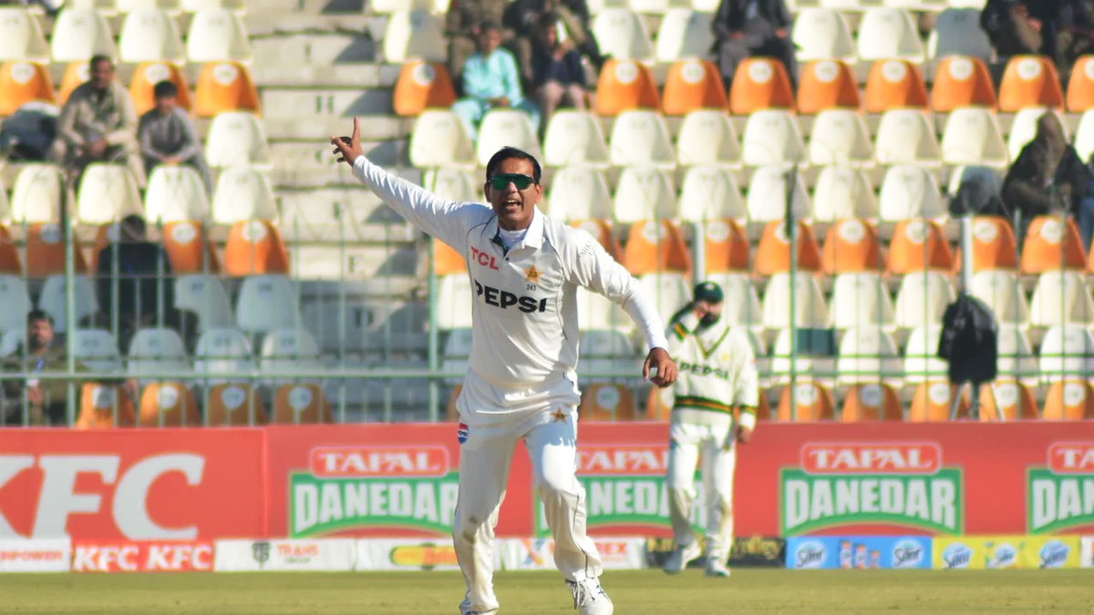 প্রথম পাকিস্তানি স্পিনার হিসেবে টেস্ট হ্যাটট্রিক করলেন নোমান আলি