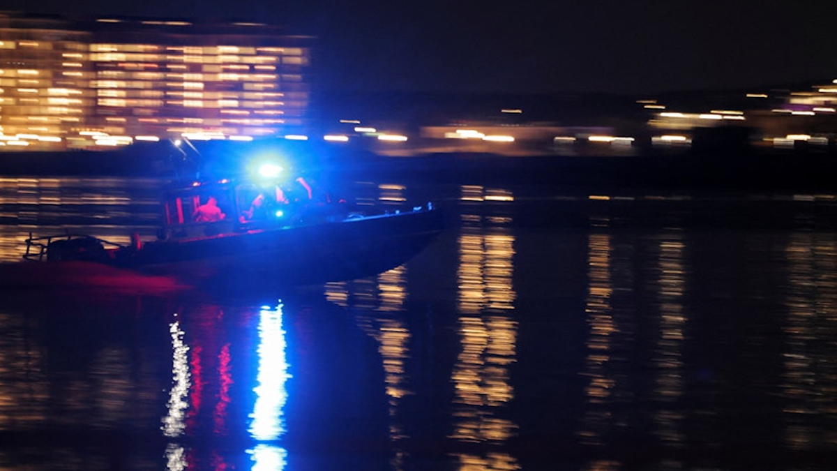 হেলিকপ্টার-বিমান সংঘর্ষ: ১৮ জনের মরদেহ উদ্ধার