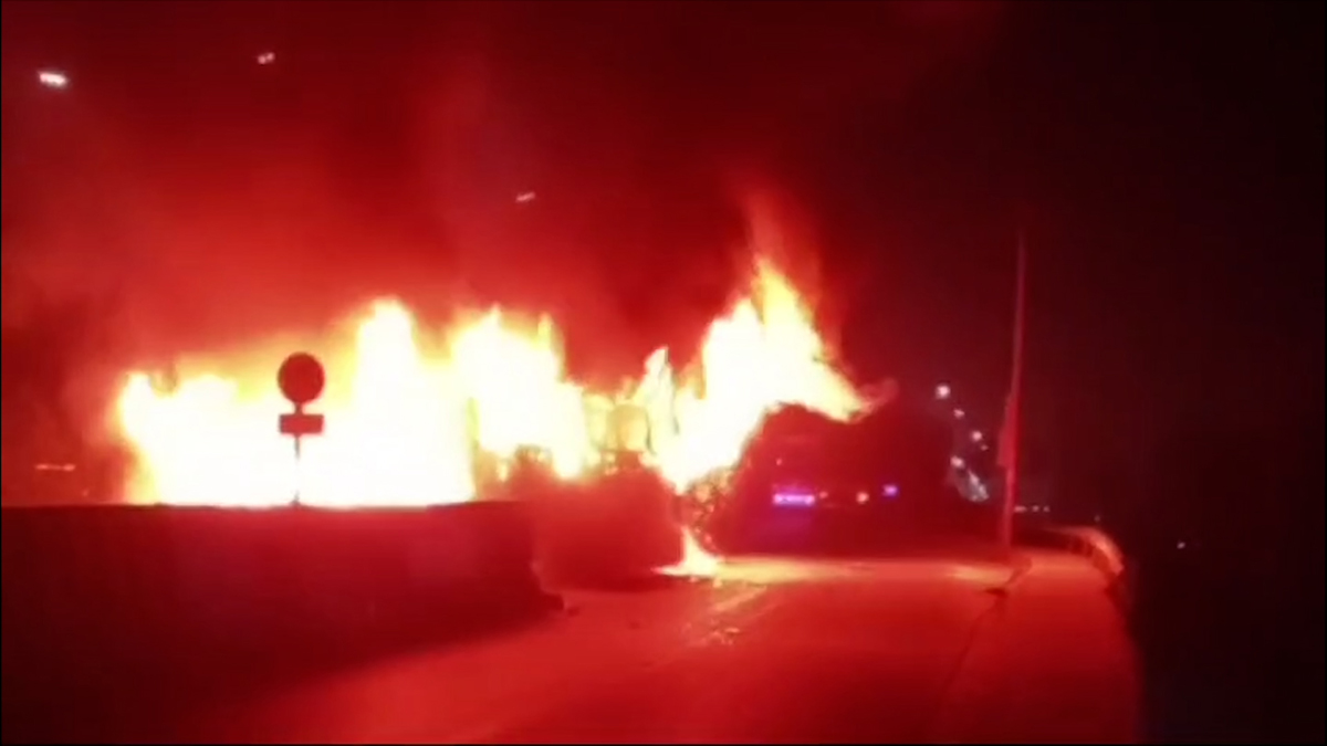 সাভারে বাস-অ্যাম্বুলেন্স সংঘর্ষে আগুন, পুড়ে নিহত ৪