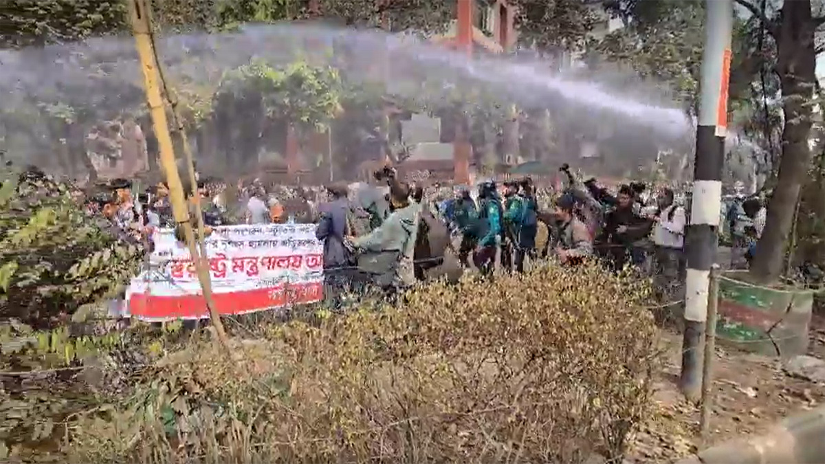 ‘সংক্ষুব্ধ ছাত্র জনতা’র মিছিলে জলকামান-সাউন্ড গ্রেনেড নিক্ষেপ