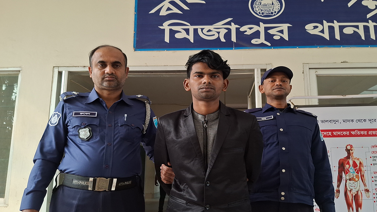 কোরআন শরিফের ওপর বসা ছবি সামাজিক মাধ্যমে পোস্ট, তরুণ আটক