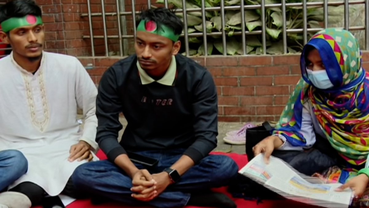 দাবি আদায়ে টানা তৃতীয় দিনের মতো অনশনে তিতুমীরের শিক্ষার্থীরা