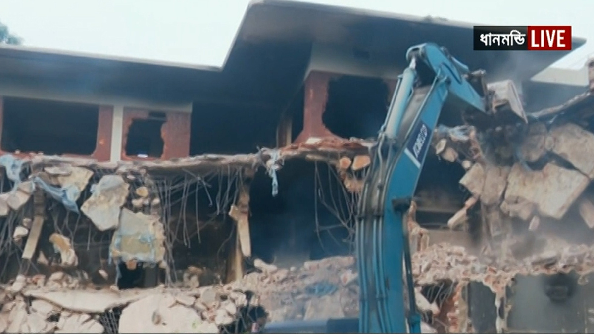 বিরতি দিয়ে ভোর থেকে আবারও ভাঙা হচ্ছে ধানমন্ডি ৩২ নম্বরের বাড়ি