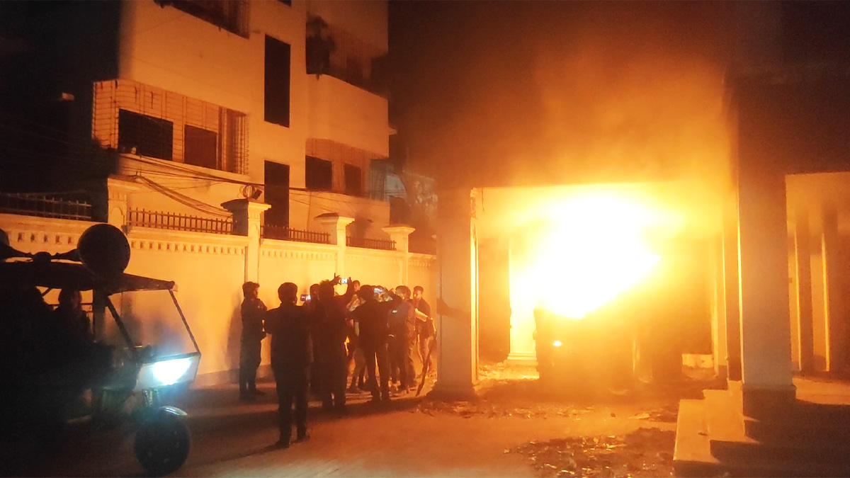 নাটোরে সাবেক এমপি শিমুলের বাড়িতে অগ্নিসংযোগ-ডিজে পার্টি