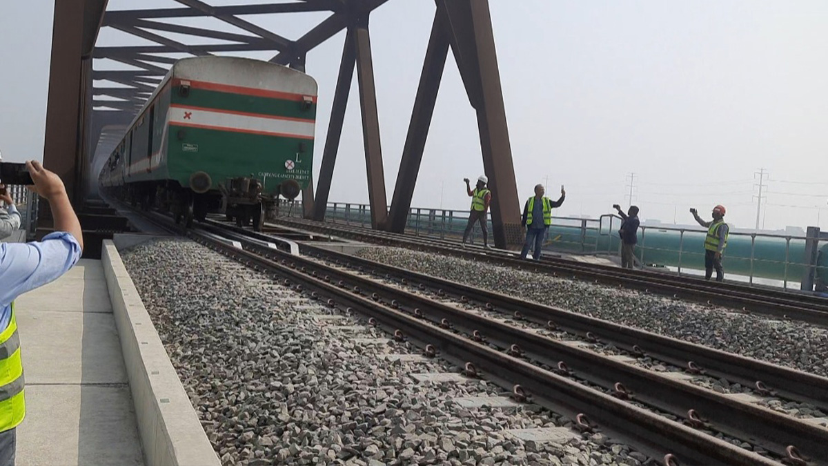 যমুনা রেল সেতুতে যাত্রীবাহী ট্রেন চলাচল শুরু