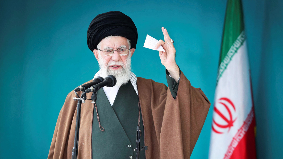 ট্রাম্পের হুমকি, সামরিক সক্ষমতা বাড়ানোর নির্দেশ খামেনির