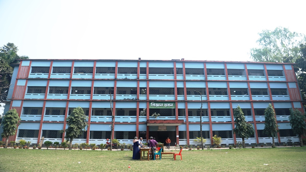 কুষ্টিয়ায় মাস্টার্স পরীক্ষা চলাকালীন কেন্দ্রের মধ্যেই উচ্চ শব্দে গানবাজনা