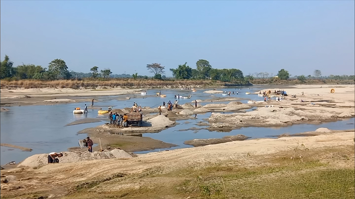 মহানন্দায় আর আগের মতো মিলছে না পাথর