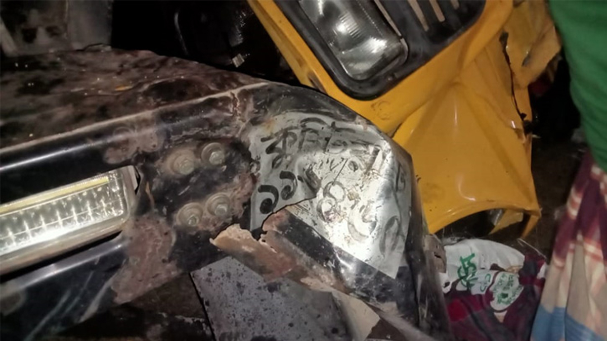 ট্রেনের সাথে ধাক্কায় দুমড়ে মুচড়ে গেল ট্রাক, লাফ দিয়ে প্রাণে বাঁচলো চালক