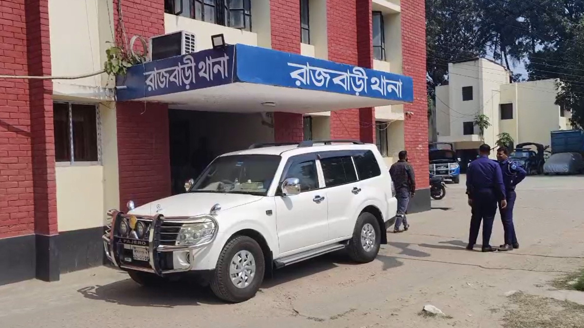 রাজবাড়ীতে পুলিশের ওপর হামলা করে আসামি ছিনতাইয়ের ঘটনায় আটক ৬