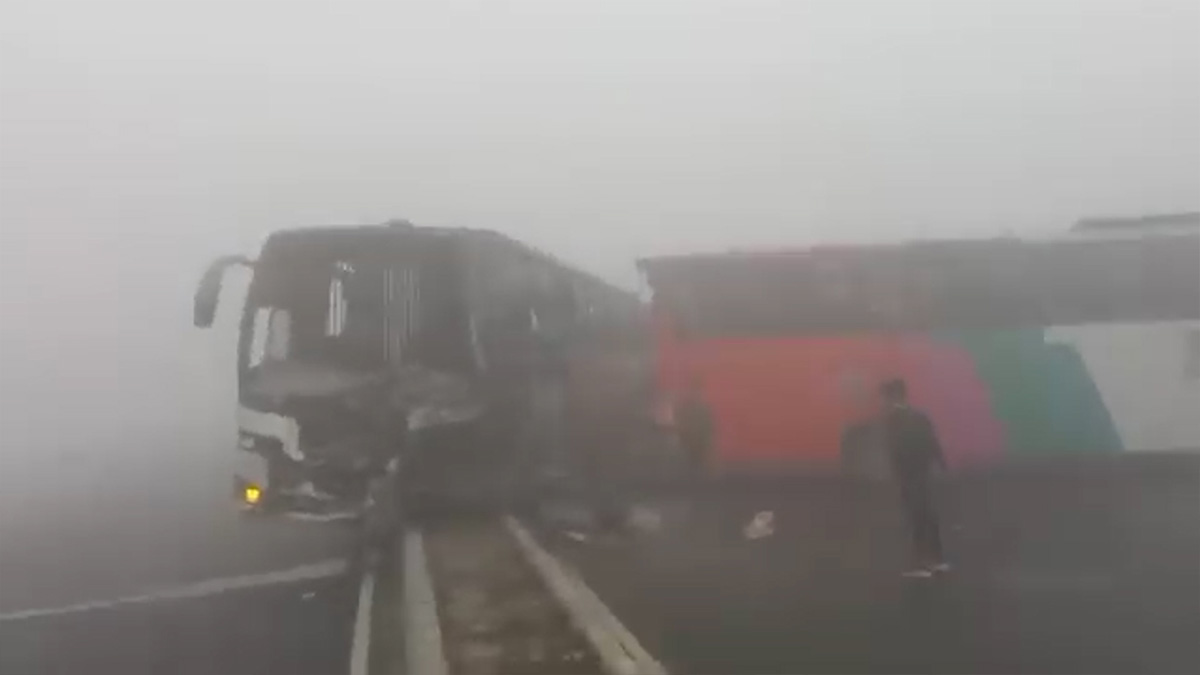 রংপুরে ঘন কুয়াশার কারণে দুর্ঘটনার কবলে ৭ গাড়ি, আহত ২০