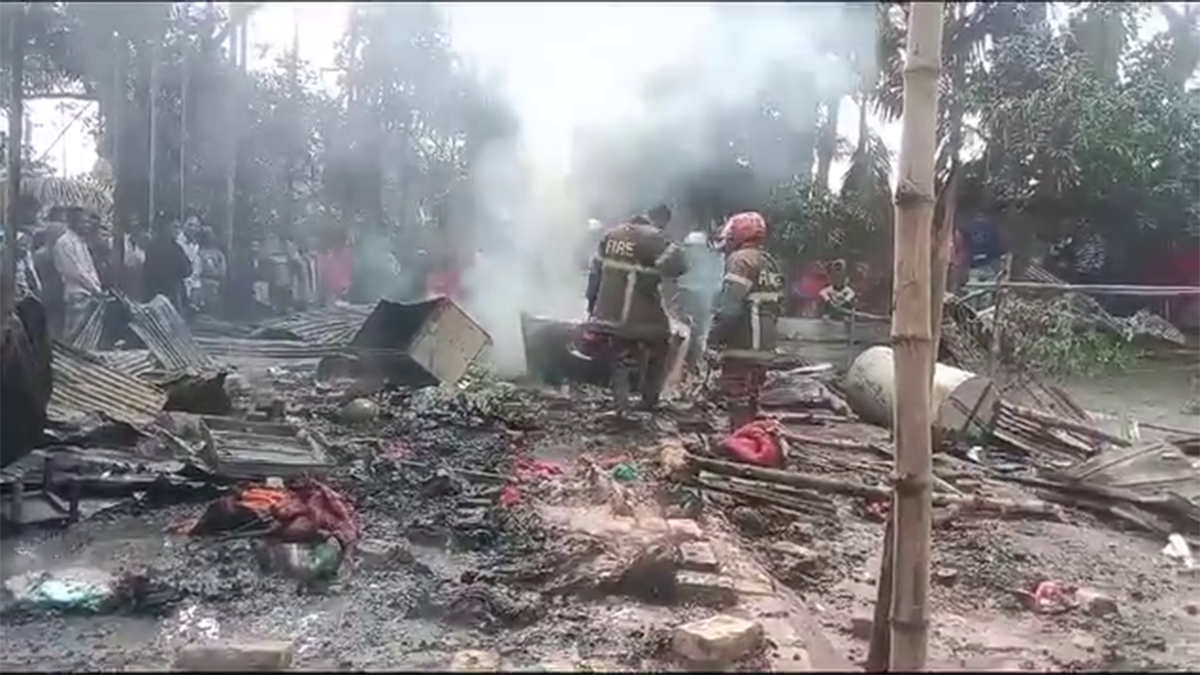 মায়ের পরকীয়ার বলি হলো মেয়েও, পুড়লো প্রেমিকের বাড়ি