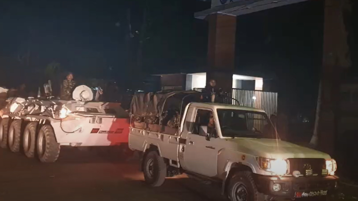 টুঙ্গিপাড়া থানা রাতভর সাঁজোয়া যান দিয়ে ঘিরে রাখলো সেনাবাহিনী