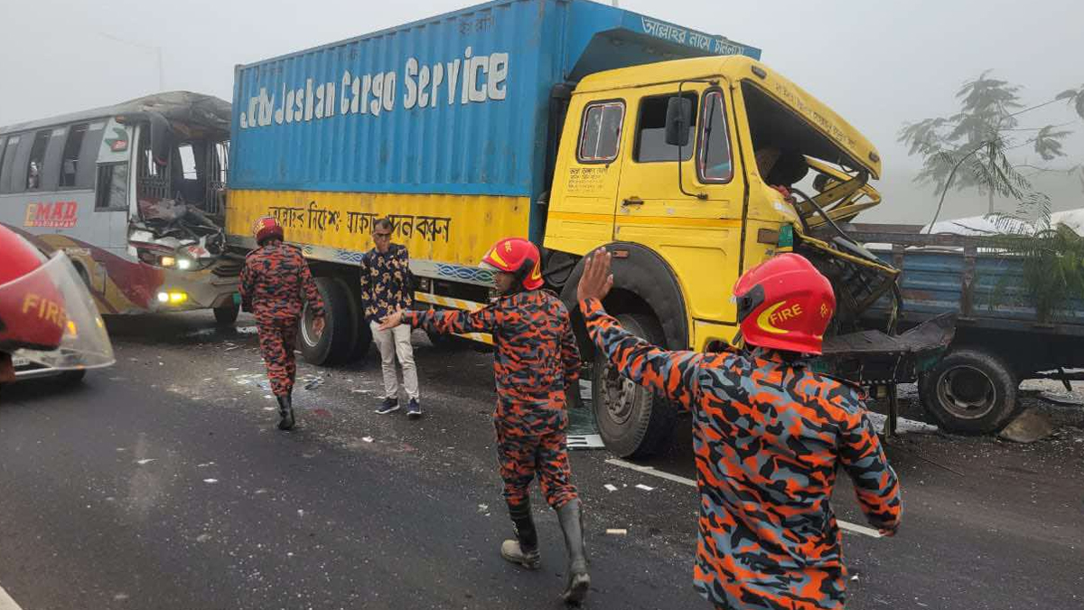 মুন্সিগঞ্জে ঘন কুয়াশায় ৫ যানবাহনের সংঘর্ষ, আহত ২০