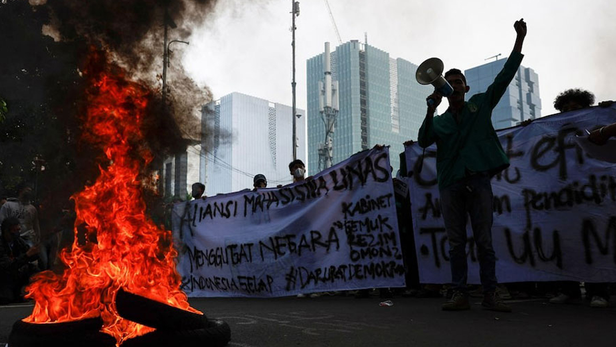 বাজেট কাট নীতির বিরুদ্ধে ‘ডার্ক ইন্দোনেশিয়া’ বিক্ষোভের নেতৃত্বে শিক্ষার্থীরা