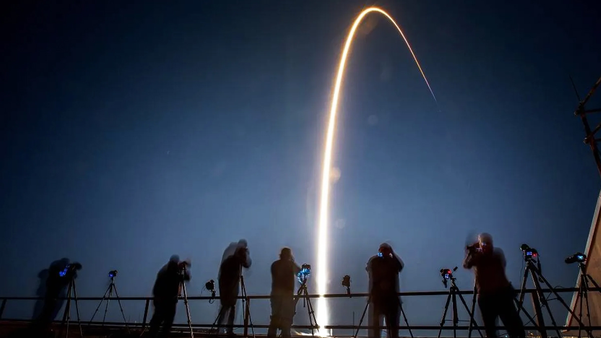 চাঁদে পানির অস্তিত্বের খোঁজে স্যাটেলাইট পাঠালো নাসা