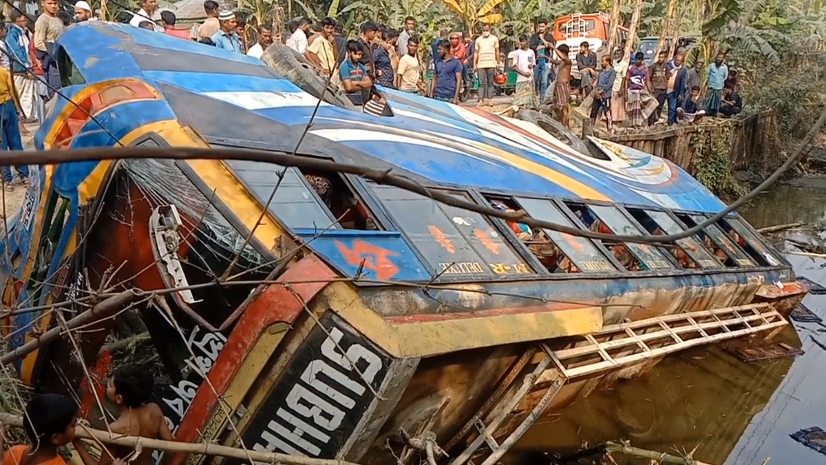 ভোলায় দুই যাত্রীবাহী বাসের মুখোমুখি সংঘর্ষ, আহত ২৫