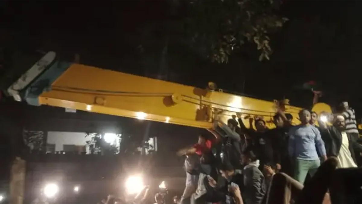 ধানমন্ডি ৩২ নম্বরের বাড়ি ভাঙা হচ্ছে বুলডোজার দিয়ে