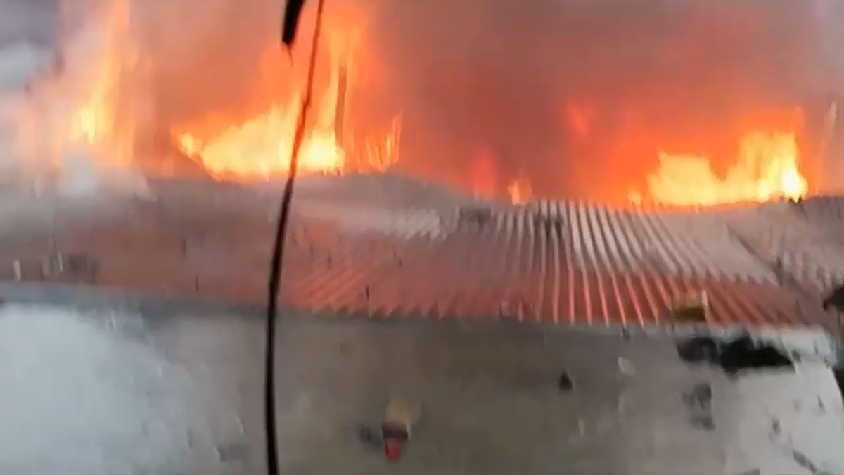 চট্টগ্রামে অগ্নিকাণ্ডের সময় ধোঁয়ায় দমবন্ধ হয়ে স্বামী-স্ত্রীর মৃত্যু