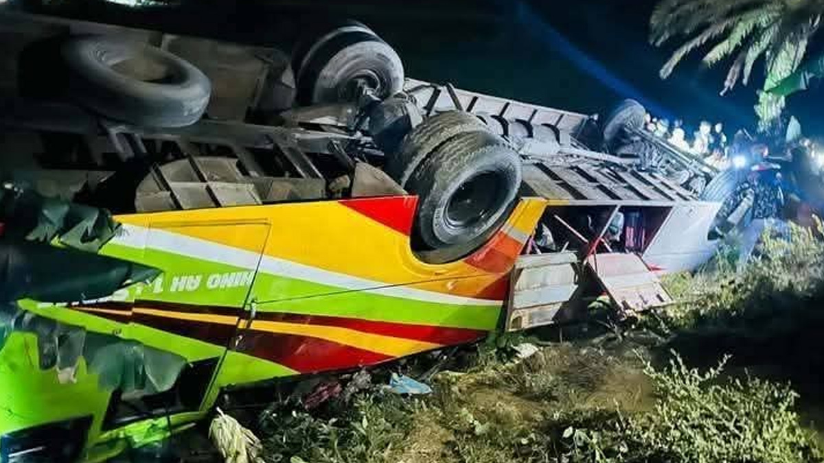 ফরিদপুরে বরযাত্রীবাহী বাস উল্টে খাদে, আহত অন্তত ৩০