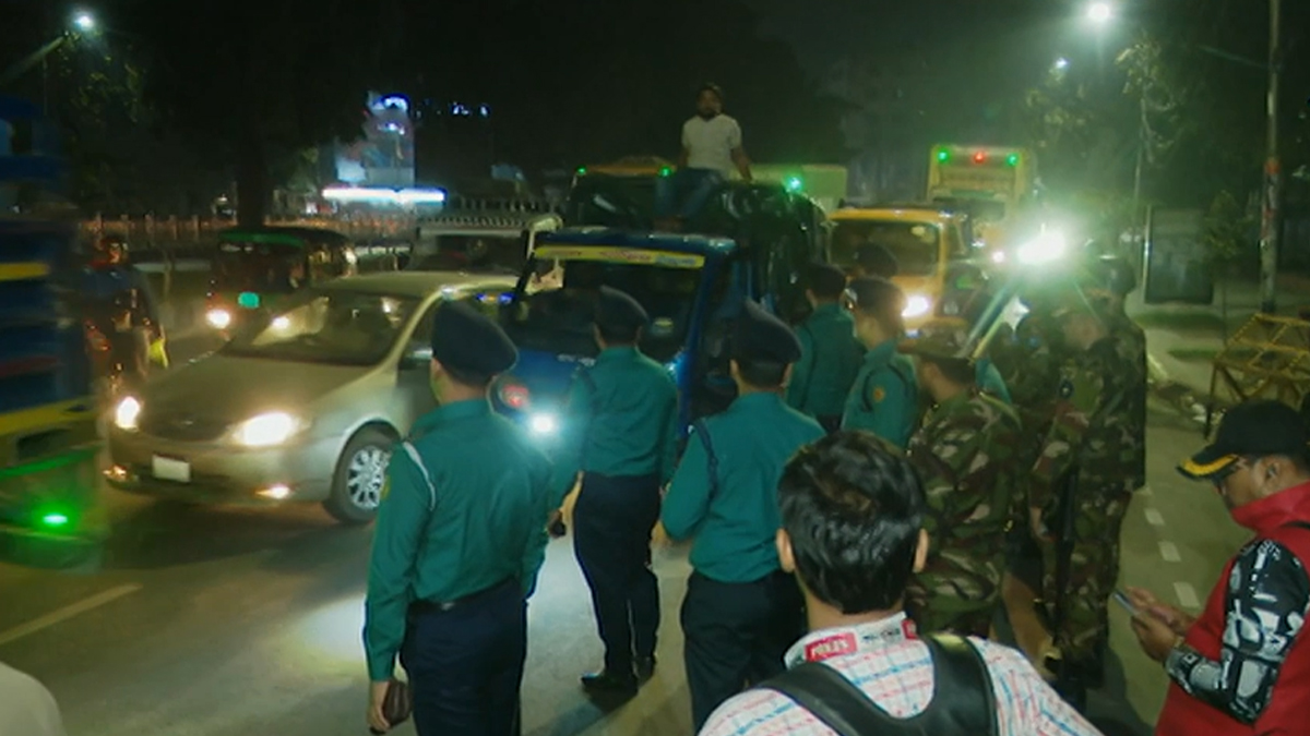 জননিরাপত্তায় বিশেষ কার্যক্রম: রাতভর রাজধানীতে যৌথবাহিনীর টহল-তল্লাশি