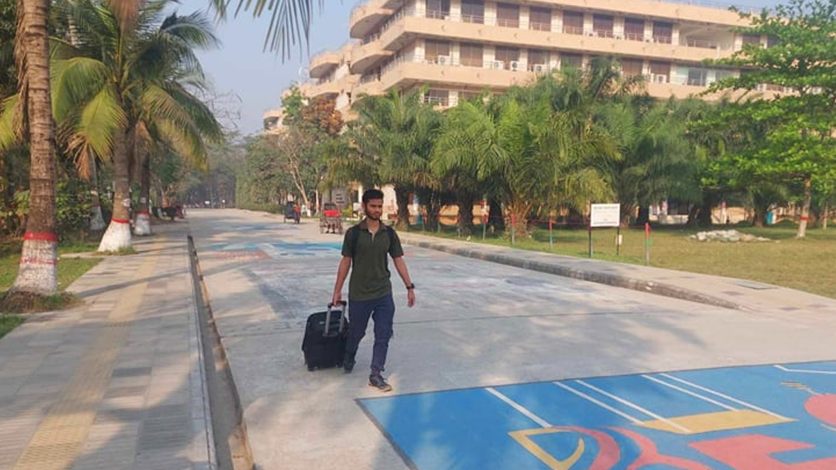 হল ছাড়ছেন কুয়েট শিক্ষার্থীরা, বন্ধের সিদ্ধান্ত প্রত্যাখ্যান অনেকের