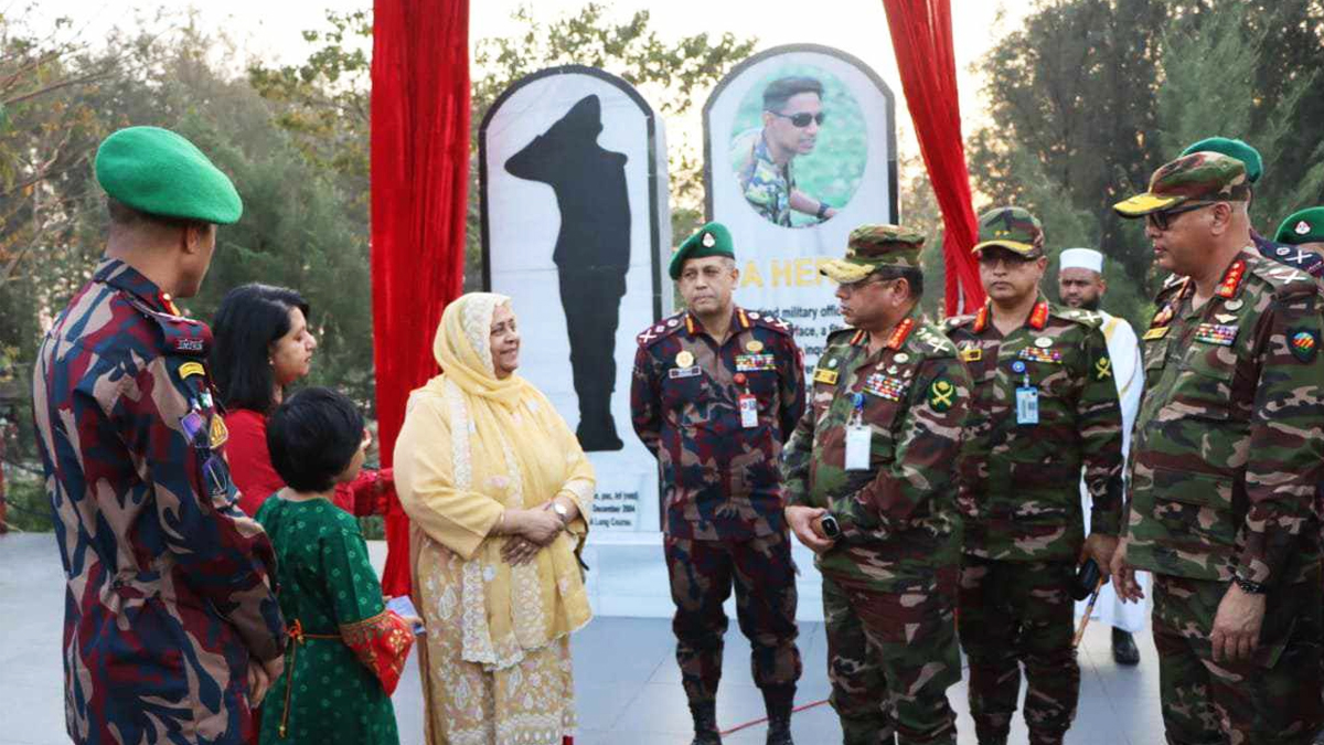 মেজর সিনহা স্মরণে স্মৃতিফলক উন্মোচন করেছেন সেনাপ্রধান